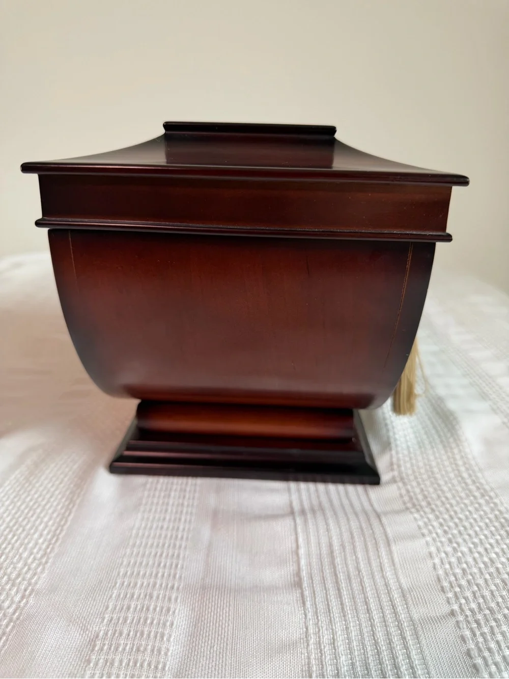 Vintage Cherry Mahogany Wood Bombay Company Chest. 1992-1996 Taiwan